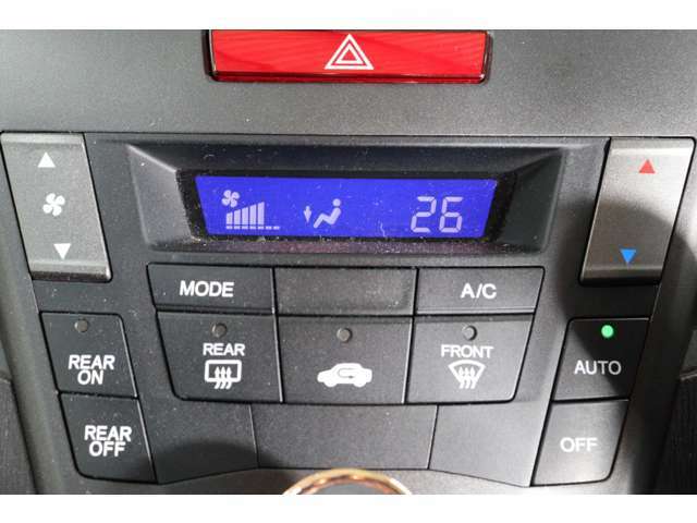 オートエアコン装備ですので、自動で温度調節してくれます(*^^)v無駄な操作は危険ですよね！