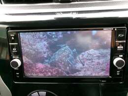 【全方位モニター】クルマを真上から見下ろした視点で駐車をサポートします！死角からの障害物にいち早く気が付くことができます。