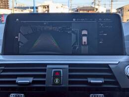 【全周囲モニター】 クルマを上空から見下ろしているかのように、直感的に周囲の状況を把握できます。