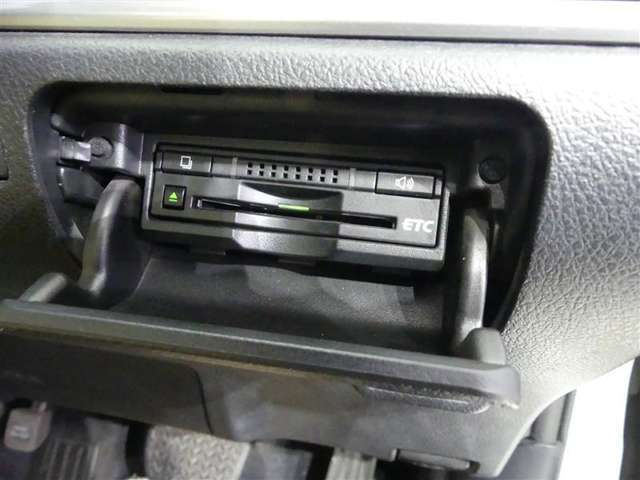 ナビ連動タイプのETC車載機です。ナビゲーションと連動してくれますのでカード未挿入を知らせてくれるなど便利な機能が追加されています。