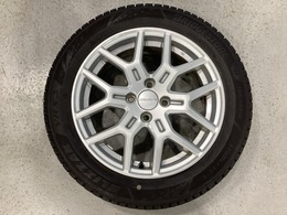 当社にてデモ走行時に装着していたワンシーズン使用の中古スタットレスタイヤ+ホイール4本セットを用意致しました。（2024年製、タイヤ＋ホイールは現状渡し、保証対象外です）