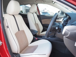 フロントシートは体に沿ってシートがしなやかにたわむ構造により、シート全体で包み込まれるような心地よいフィット感を実現。長時間ドライブでも正しいドライビングポジションを保ちやすいのが特長です。