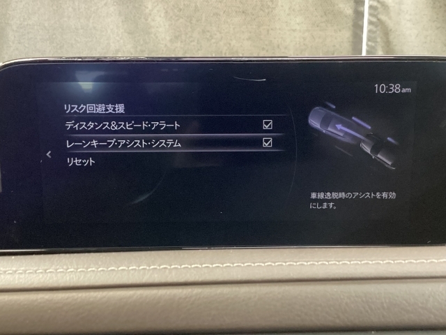 ハンドル操作をアシストすることにより車線からの逸脱回避を支援します。