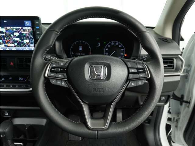 【Honda SENSING】 カメラ等装置で精度の高い検知能力を発揮、安全運転を支援します。ステアリング上のコントローラーに注目！