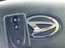 【キーレス】少し離れた場所からでもボタン一つでドアの開錠・施錠ができるのでとっても便利！ドアの鍵穴周りに傷をつけることもありません♪