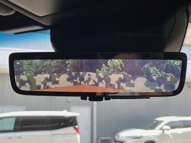 【デジタルインナーミラー】後席の大きな荷物や同乗者で後方が確認しづらい時でも安心！カメラが撮影した車両後方の映像をルームミラー内に表示。クリアな視界で状況の確認が可能です！