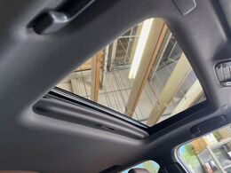 【サンルーフ】開放感たっぷりの希少装備、サンルーフが装着されています！車内に明かりを取り入れたり景色を楽しむ以外にも、車内の空気も簡単に換気できて快適です！
