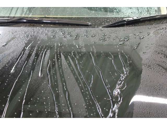 クリスタルガラスを彷彿とさせる美しい光沢と凄まじいほどの撥水性能を実現した最先端のガラス系コーティング。硬質ガラス状被膜による超耐久性と驚異的な撥水性を発揮し、酸性雨や水アカからボディを強く守ります。