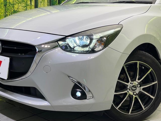 【LEDヘッドライト】悪天候や夜間走行時も良好な視界を確保し安心して運転できる高輝度LEDヘッドライトを装備！点灯速度が早く、消費電力も抑えられています。