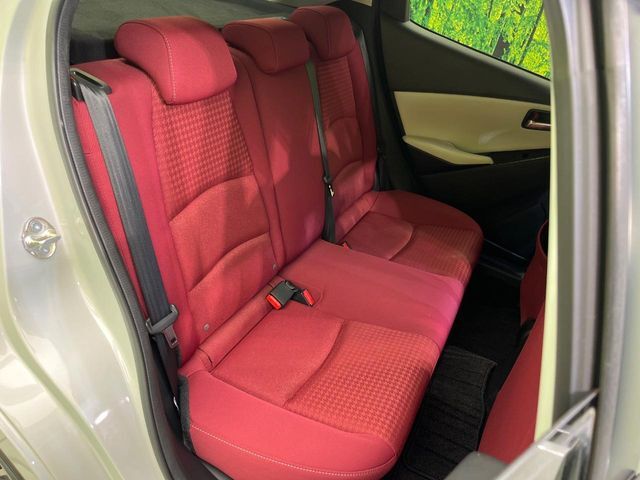 コンパクトカーですが、セカンドシートは十分な広さがあり快適にお乗りいただけます♪シートを倒して大きな荷物を積んだりと、用途の幅が広い1台です。