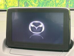 【マツダコネクトナビ】車内の雰囲気にマッチした一体型タイプのナビ。各種車輌設定やBluetooth再生等、様々な機能が楽しめます。直感的なダイヤル操作が可能で、使い勝手も良好です。