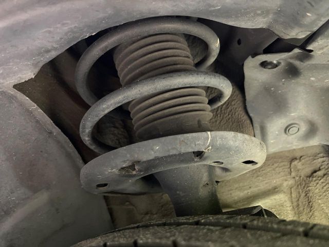 お車を安心してお乗りいただく為には、足回りの定期点検が欠かせません。サービスサポート（有償保証）では無料点検もご提供しており、安心のカーライフをお過ごしいただけるサポート体制が整っています。