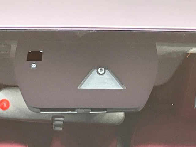 【スマートシティブレーキサポート】低速走行中に前方の車両等を認識し、衝突しそうな時は警報とブレーキで衝突回避と被害軽減をアシスト。より安全にドライブをお楽しみいただけます。