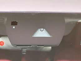 【スマートシティブレーキサポート】低速走行中に前方の車両等を認識し、衝突しそうな時は警報とブレーキで衝突回避と被害軽減をアシスト。より安全にドライブをお楽しみいただけます。