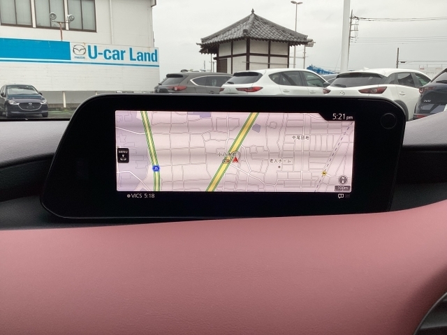慣れない場所への運転も安心のナビ付き