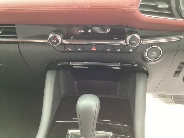アクセルペダルを踏み込む量や速さに応じて変速パターンを制御し、人馬一体の運転感覚を発揮してくれる6速オートマ！