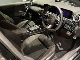 【PRE-SAFE】急ブレーキや危険なステアリング操作等を感知したときに、乗員の安全性を向上させる動作をします。