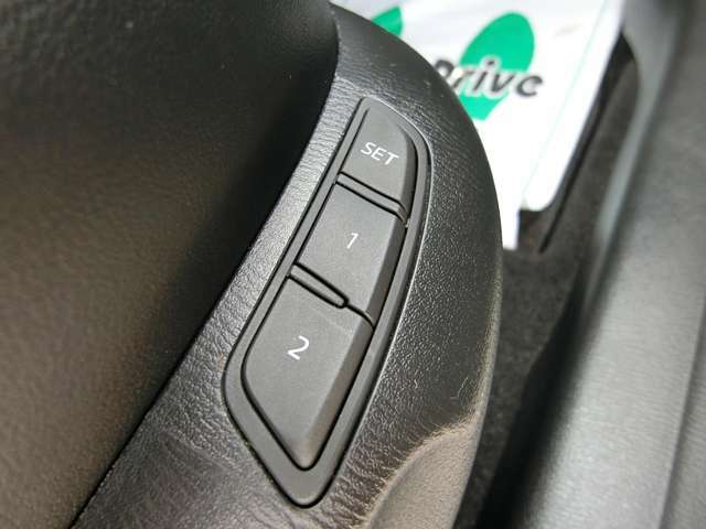 メモリー付シートでドライバーが運転する際に調節したシートの位置などを記憶させておき、好みのシート位置を一度設定してしまえば、ボタン一つで自動で微調整出来るすぐれものです♪