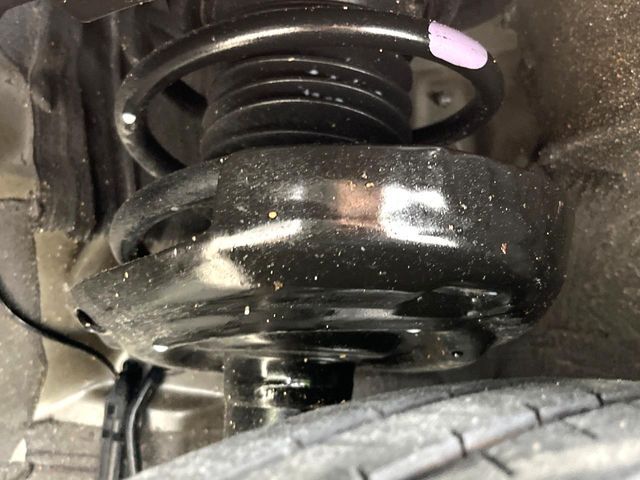 お車を安心してお乗りいただく為には、足回りの定期点検が欠かせません。サービスサポート（有償保証）では無料点検もご提供しており、安心のカーライフをお過ごしいただけるサポート体制が整っています。
