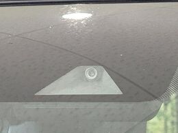 【インテリジェントエマージェンシーブレーキ】フロントカメラで前方の車両や歩行者を検知。衝突しそうな時は衝突被害軽減ブレーキが作動、衝突回避をサポート。より安全にドライブをお楽しみいただけます。