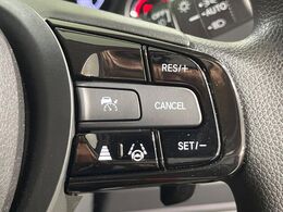 【アダプティブクルーズコントロール】高速道路での長距離走行が楽に！！自動で速度を保つクルーズコントロールが、衝突軽減システムと連携し、前方の車両を感知して車間を保つように速度調節してくれます！！