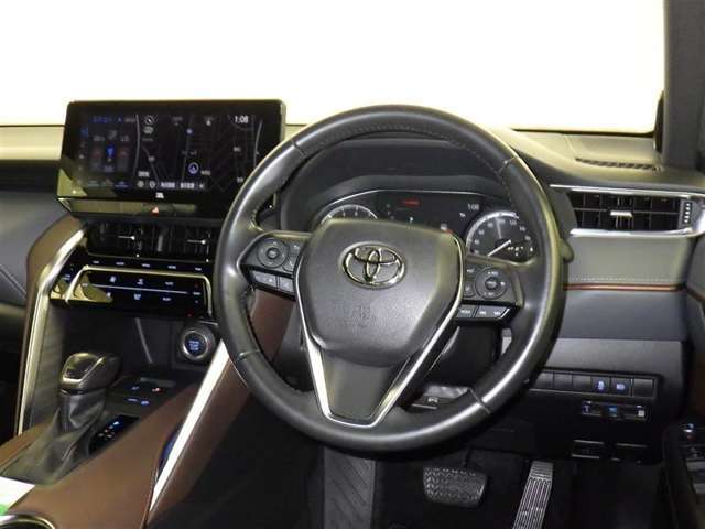 運転の際、常に目にする部分だけにシックで飽きのこないデザインが良いですね。