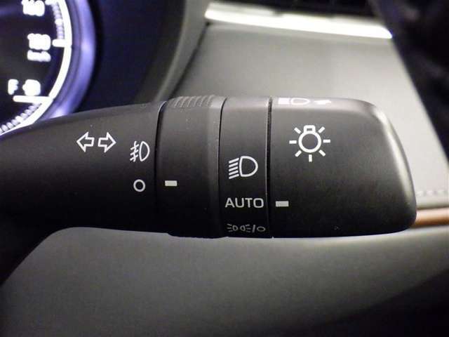 【オートライト】車外の明るさに応じて、自動的にライトの点灯・消灯をしてくれます。