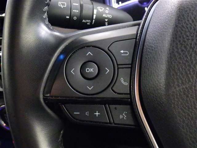 ステアリングスイッチ装備！運転しながら手元でオーディオの操作などができます。