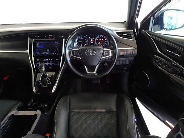 ウッド調と革巻きステアリングで快適な操作性の運転席です。