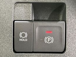 【オートブレーキホールド】信号待ちや渋滞で停車時にブレーキから足を離しても、停止状態を保持してくれます。前進するときはアクセルを踏めば自動で解除されるので安心♪街乗り運転が楽になります♪