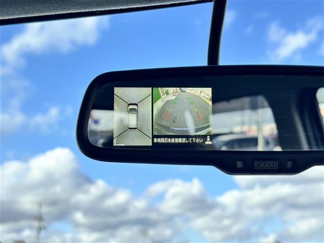 【アラウンドビューモニター】まるでクルマを真上から見下ろしたかのような視点で駐車をサポートします！クルマの斜め後ろや真横など、前後左右の4つのカメラの映像が合成されて、モニターに映し出されます。