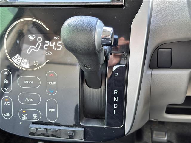 【シフトレバー】シフトの操作がしやすく快適なドライブを楽しんでいただけます！