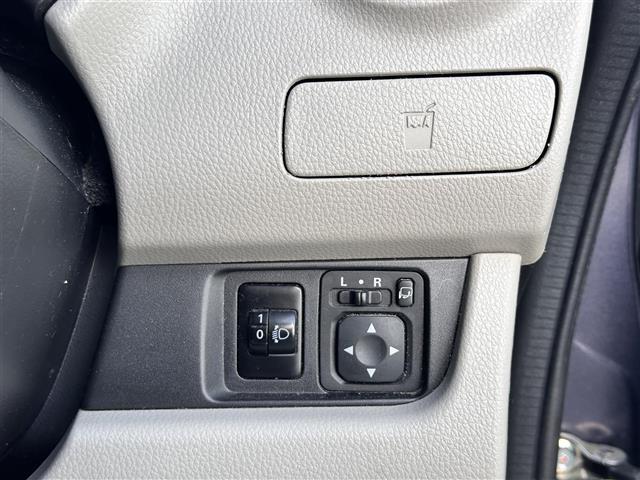 【電動格納ミラー】運転席のスイッチで、ドアミラーの開閉や角度の調整ができます。