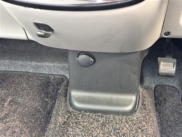 【アクセサリーソケット（電源ソケット）】電源からケーブルをつなげば、スマートフォンなどの電子機器の充電などを行うことができます！ゲーム機器や、カメラの充電にも便利ですね。