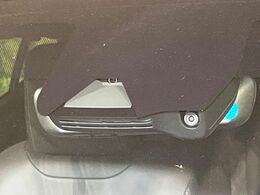 【トヨタセーフティセンス】走行中に前方の車両等を認識し、衝突しそうな時は警報とブレーキで衝突回避と被害軽減をアシスト。より安全にドライブをお楽しみいただけます。