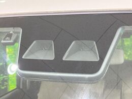 【スマートアシスト】走行中に前方の車両等を認識し、衝突しそうな時は警報とブレーキで衝突回避と被害軽減をアシスト。より安全にドライブをお楽しみいただけます。