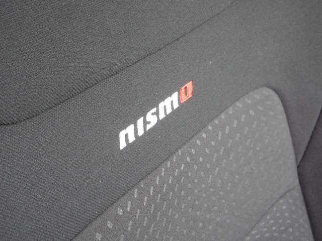 NISMO専用スエード調スポーツシート（nismoロゴ入り、レッドステッチ付）＆ドアトリムクロス