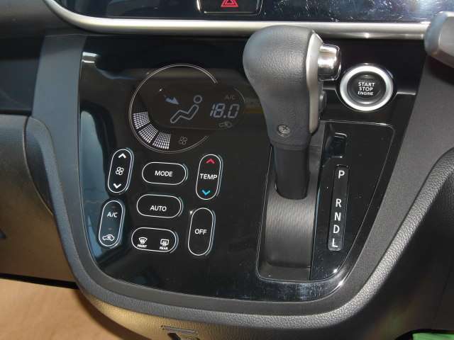 車内全体に快適な風を送り込みます☆オートエアコンなので一年中快適にすごせますタッチパネルで操作ができます。