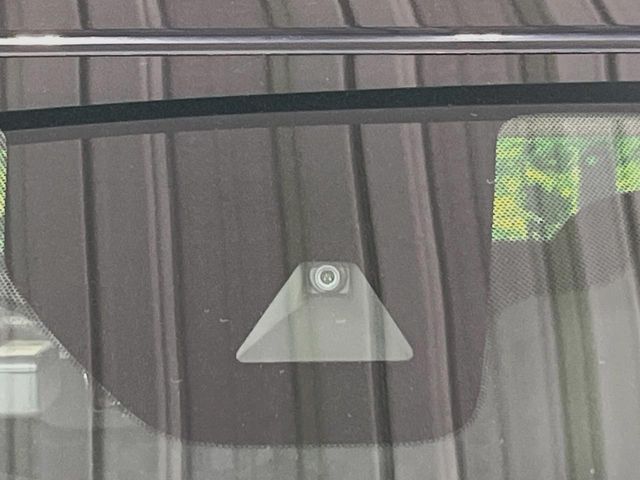 【インテリジェントエマージェンシーブレーキ】フロントカメラで前方の車両や歩行者を検知。衝突しそうな時は衝突被害軽減ブレーキが作動、衝突回避をサポート。より安全にドライブをお楽しみいただけます。