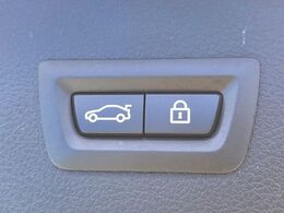 ●電動リアゲート：ワンタッチでリアゲートの開閉ができ、荷物などで両手が塞がっている状態でも簡単に開閉ができる便利機能です。