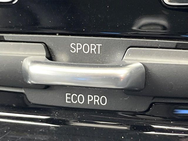 ●BMWモードセレクト：スポーツモードではダイナミックな走りを。ECO　PROモードでは、エンジンレスポンスやシフトタイミングの最適化に加え、エアコンの作動も効率的に制御し、燃料消費量を抑制します。
