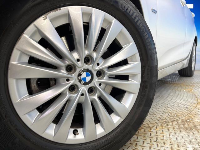 ●純正16インチアルミホイール：輸入車ならではの卓越した走りを支えるホイールと足回りです！日本車の走りに慣れている方にもぜひ体感して頂きたいほど、高いレベルでまとまっています！