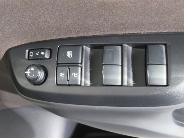 パワーウィンドのスイッチです。運転席に座りながら、助手席や後席の窓を開け閉めできるので大変便利ですよ。