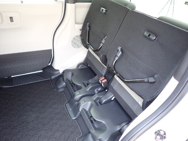 ◆チップアップ＆ダイブダウン機構付【ULTR SEAT】は後席座面を左右分割で跳ね上げることができます。トランクで積載できない背の高い荷物をラクラク収納できます。ホンダ車ならではの人気装備です。
