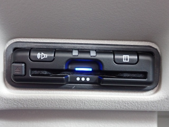 ■【ETC車載器】が装備されています。セットアップをしてお渡しとなり、ETCカードを差し込むだけで高速道路の利用が可能です。