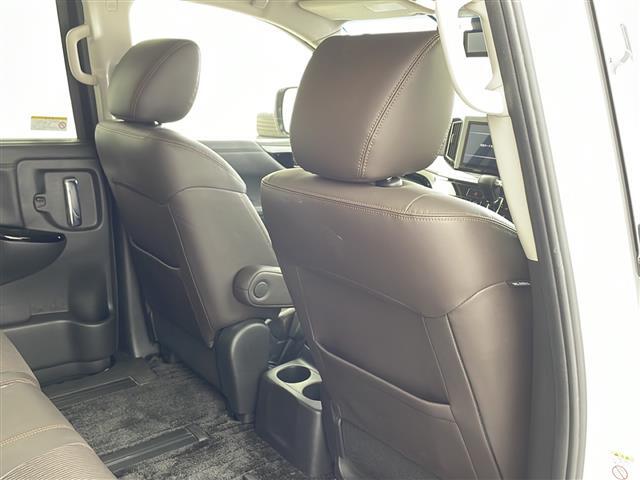 【運転席】座り心地が良いシートなので長時間の運転でも快適にお過ごしいただけます。新品のフロアマットのご注文も可能です。掲載箇所以外にご希望の写真がございましたらお気軽にお問い合わせ下さい。
