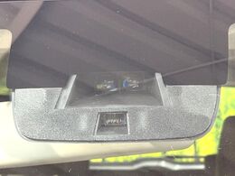 【スズキ　セーフティサポート】走行中に前方の車両等を認識し、衝突しそうな時は警報とブレーキで衝突回避と被害軽減をアシスト。より安全にドライブをお楽しみいただけます。