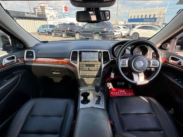 【室内】コックピット。車内もキレイで嫌な臭いもありません！ご納車後の臭いが付きにくくなる「空気触媒コーティング」もあります。