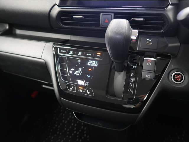 インパネシフトCVT　タッチパネル式フルオートエアコン