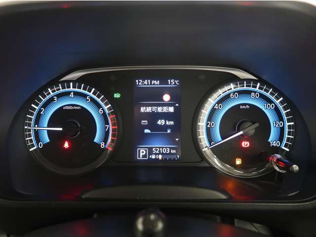 カラースピードメーターです。暗い室内でも見やすです。